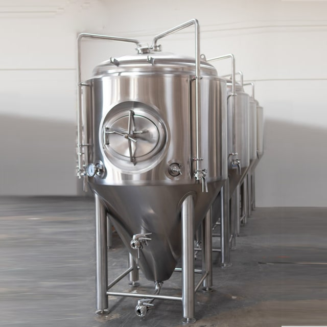 K dispozici zařízení na výrobu piva z nerezové oceli 1 000 l, tři varny pivovarského systému v Itálii